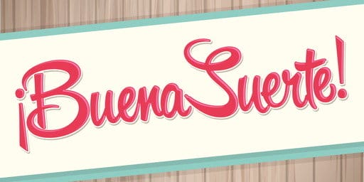 木製の背景に「Un letrero que dice buena suerte」。