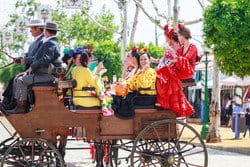 スペインの田園地帯を馬車に乗って走る人々のグループ。