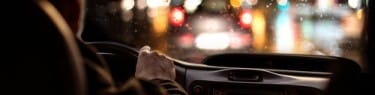 スペインで夜に車を運転する男性。
