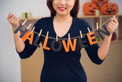 スペイン風の衣装を着てハロウィーンの手紙を持った若い女性。