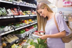 スペイン人の女性が食料品店で買い物をしています。