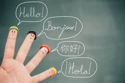 スペインを含むさまざまな言語が書かれた人の手に。