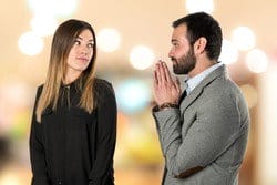 スペインのショッピングモールに男性と女性が立っています。