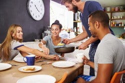 スペインのキッチンで朝食を食べる人々のグループ。