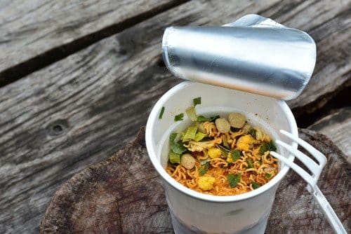 食べ物とフォークが入ったスペインの金属製の容器。