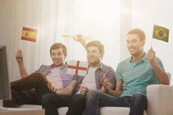 スペイン国旗を持ってソファに座っている人々のグループ。