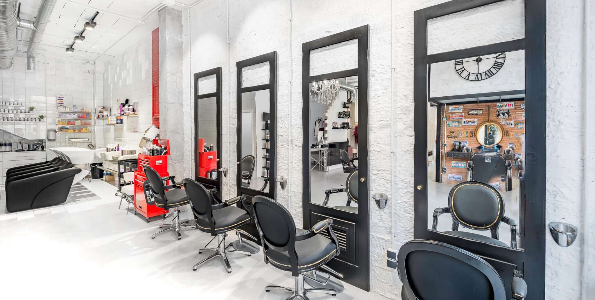 椅子と鏡を備えたスペイン風のヘアサロン。