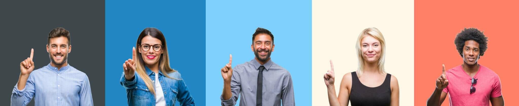 お互いを指さし合うスペインの人々のグループ。