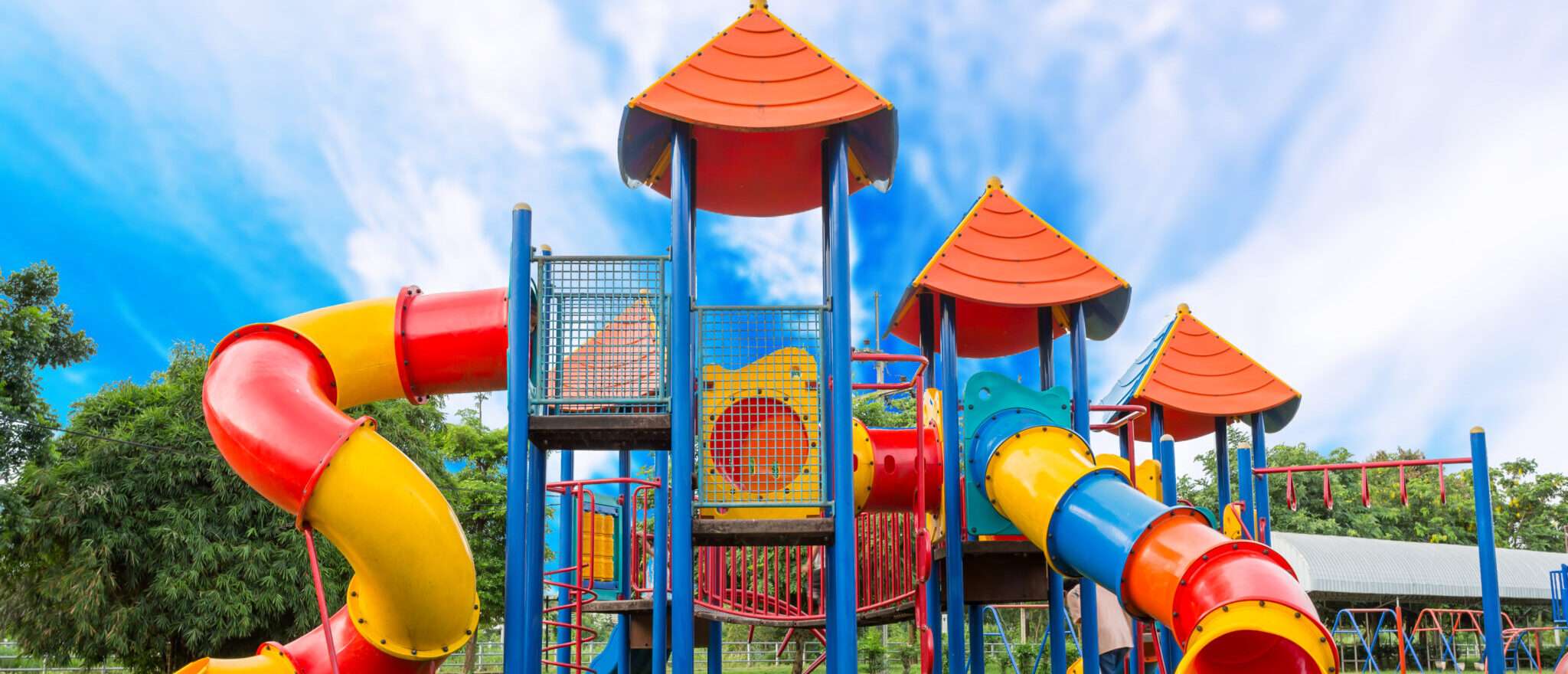 スペインにあるカラフルな滑り台やブランコのある子供の遊び場。