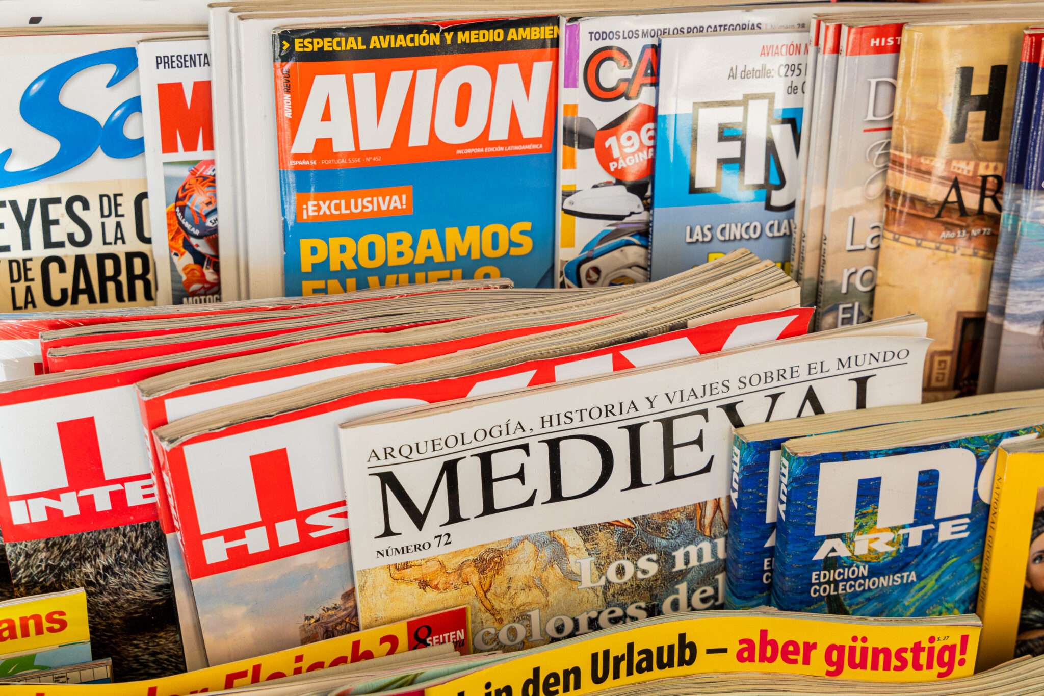 テーブルの上にスペインの雑誌の山。