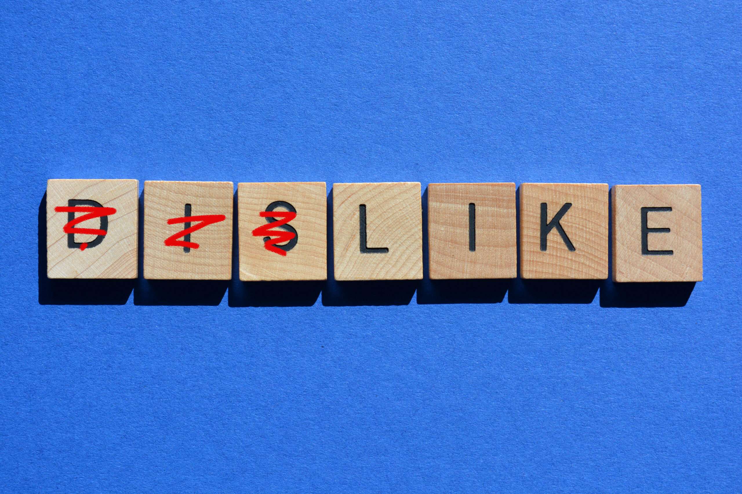 スペイン、青い背景に「好き」という言葉が木のブロックで書かれています。