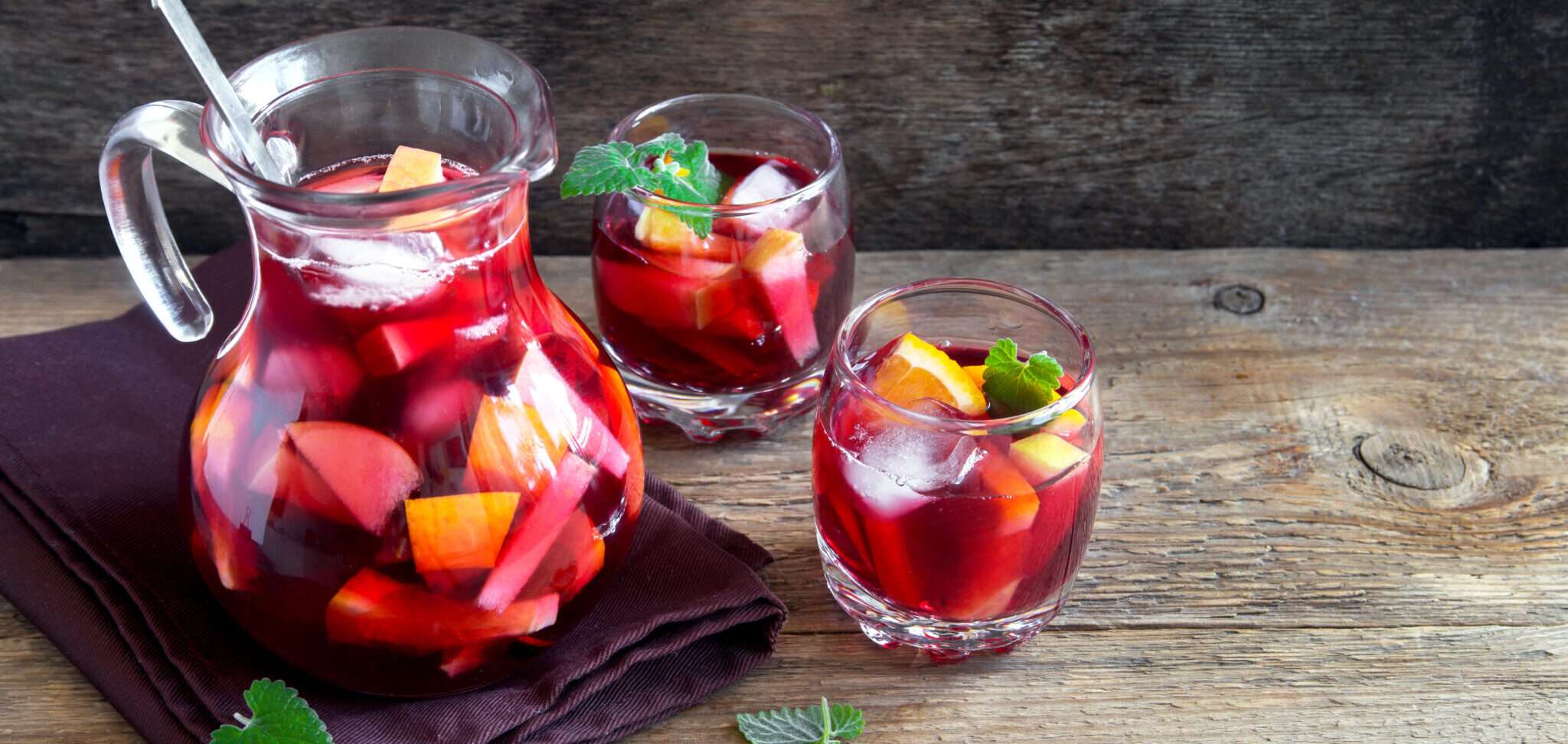 木のテーブルの上にスペインのサングリアのピッチャー。