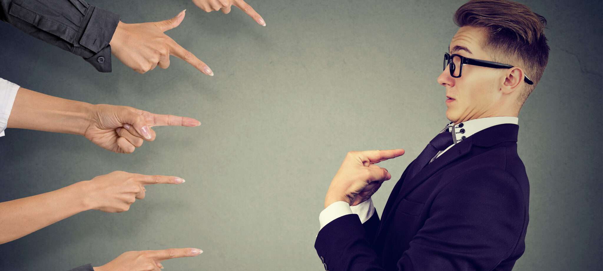 お互いを指差すスペイン人のグループ。