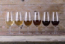 木製のテーブルにスペイン産のワインが6杯並んでいます。