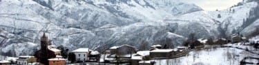 雪に覆われたスペインの山中の村。