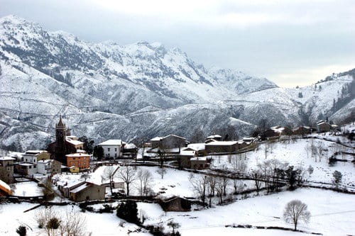 雪に覆われたスペインの山中の村。