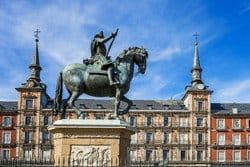 建物の前にあるスペイン馬の像。