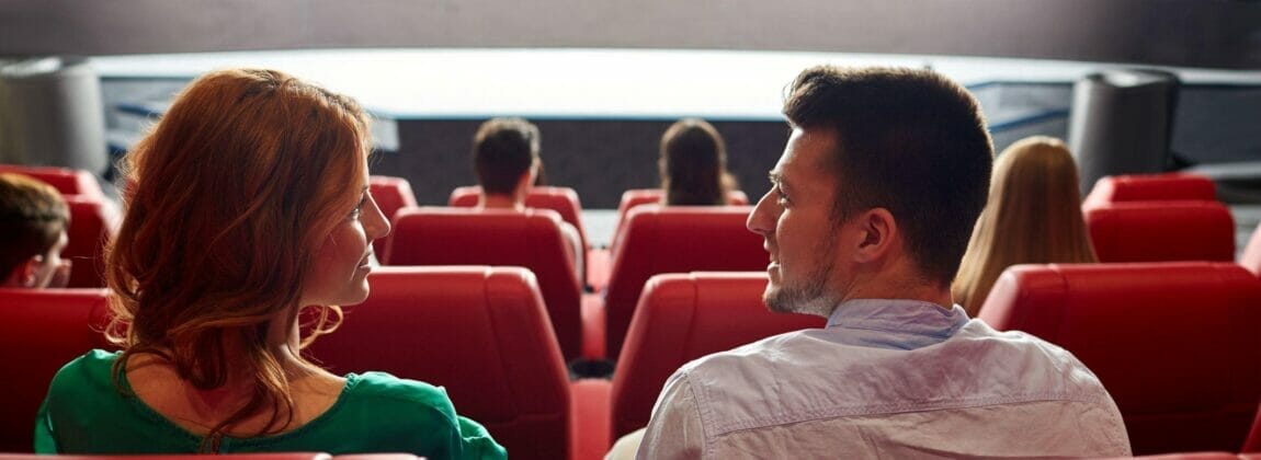 映画館でスペイン映画を観ている人々のグループ。