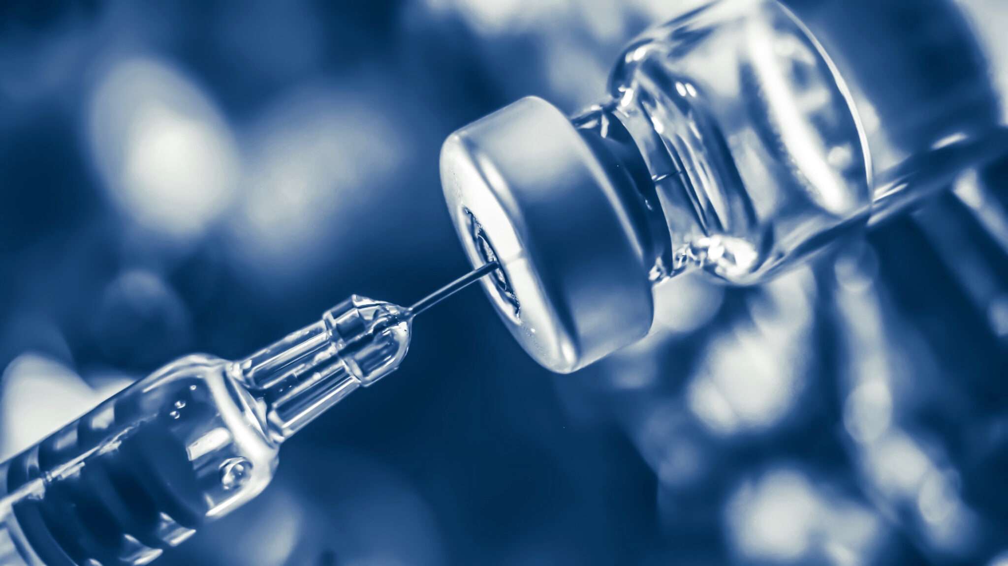 薬剤が充填された注射器に注射器が挿入されています。