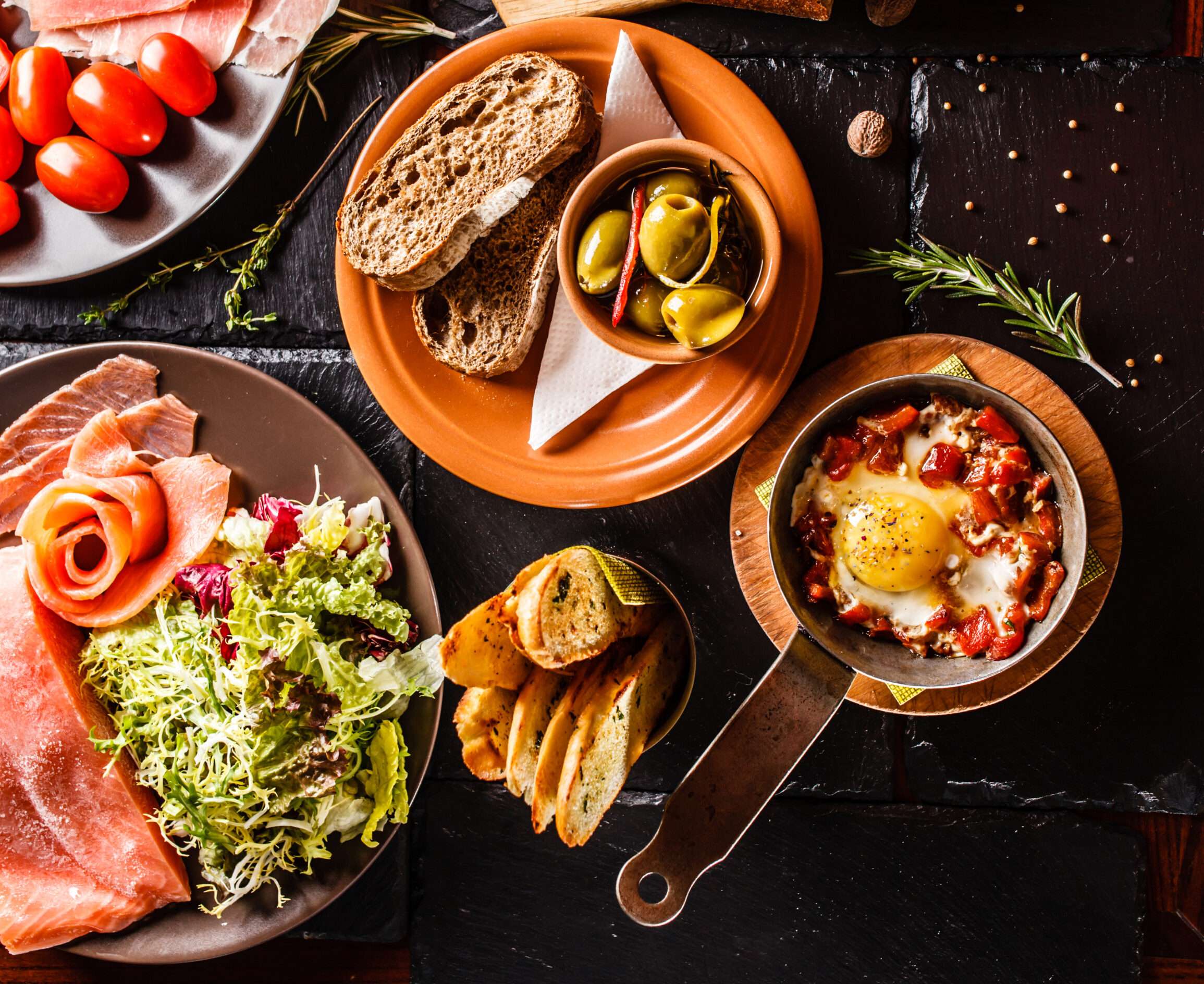 スペインのテーブルに置かれたさまざまな食べ物の皿。