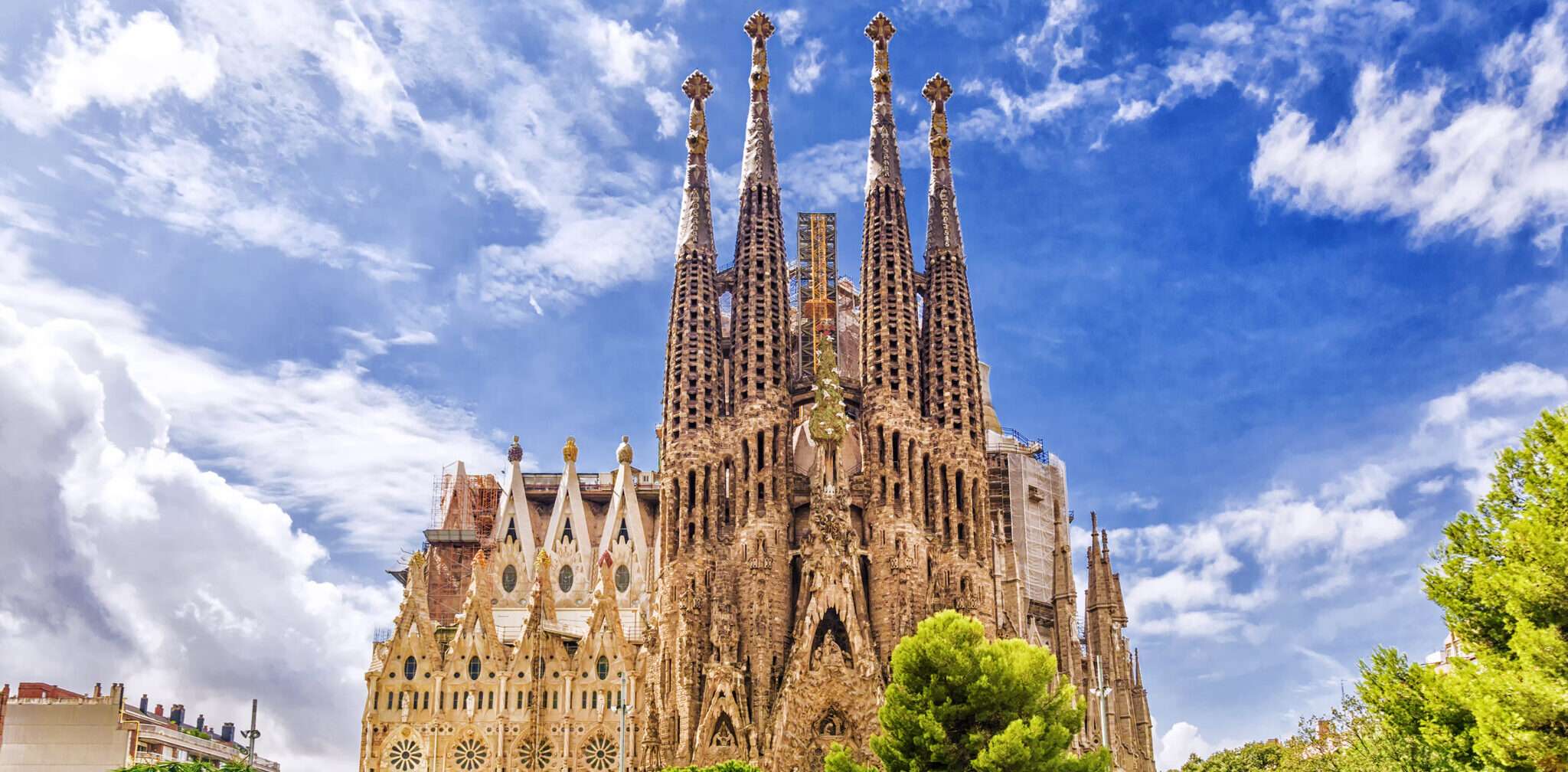 スペイン、バルセロナにあるサグラダ・ファミリア大聖堂。