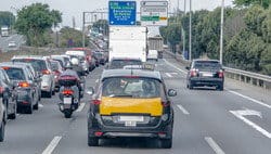 スペインの高速道路にはたくさんの車が走っています。