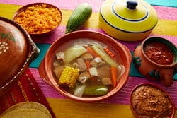 スペイン風のカラフルなテーブルに並ぶメキシコ料理。