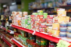 スペインの食料品店にはたくさんの缶詰が並んでいます。