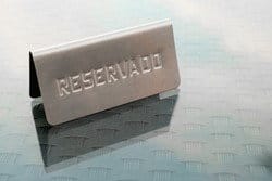 reservadoの文字が入ったスペインのメタルカードホルダー。