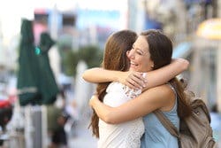 スペインの路上で抱き合う二人の女性。