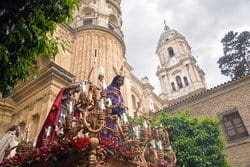 スペインの教会の前にある彫像を乗せた山車。