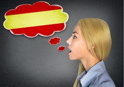 若い女性が誇らしげにスペイン国旗を身に着け、スペインへの愛を示しています。