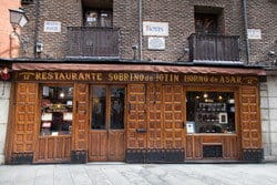 通り沿いにある木の扉のスペイン料理店。