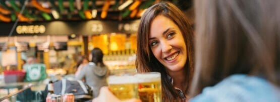 スペインのバーでビールを飲む 2 人の女性。