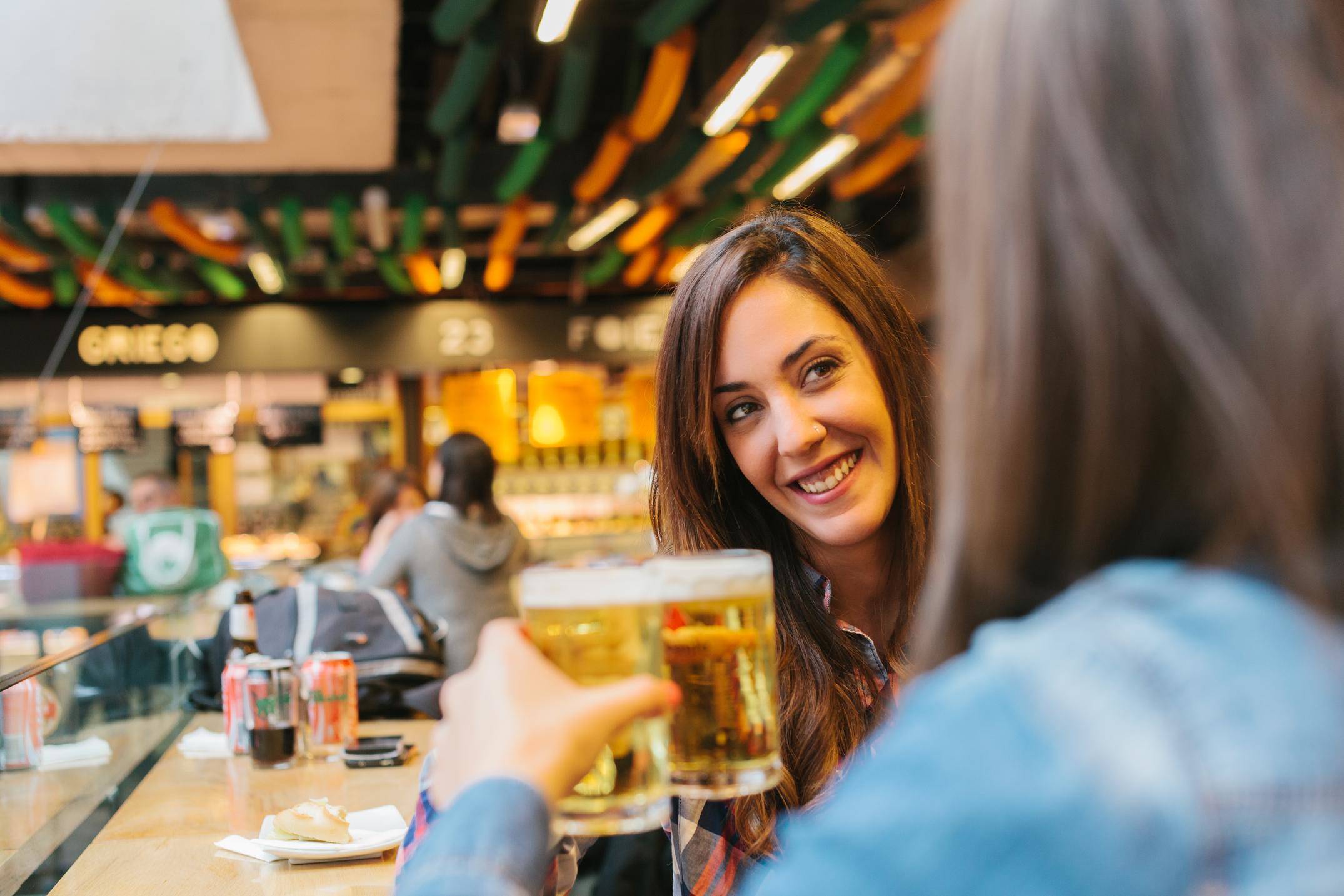 スペインのバーでビールを飲む 2 人の女性。