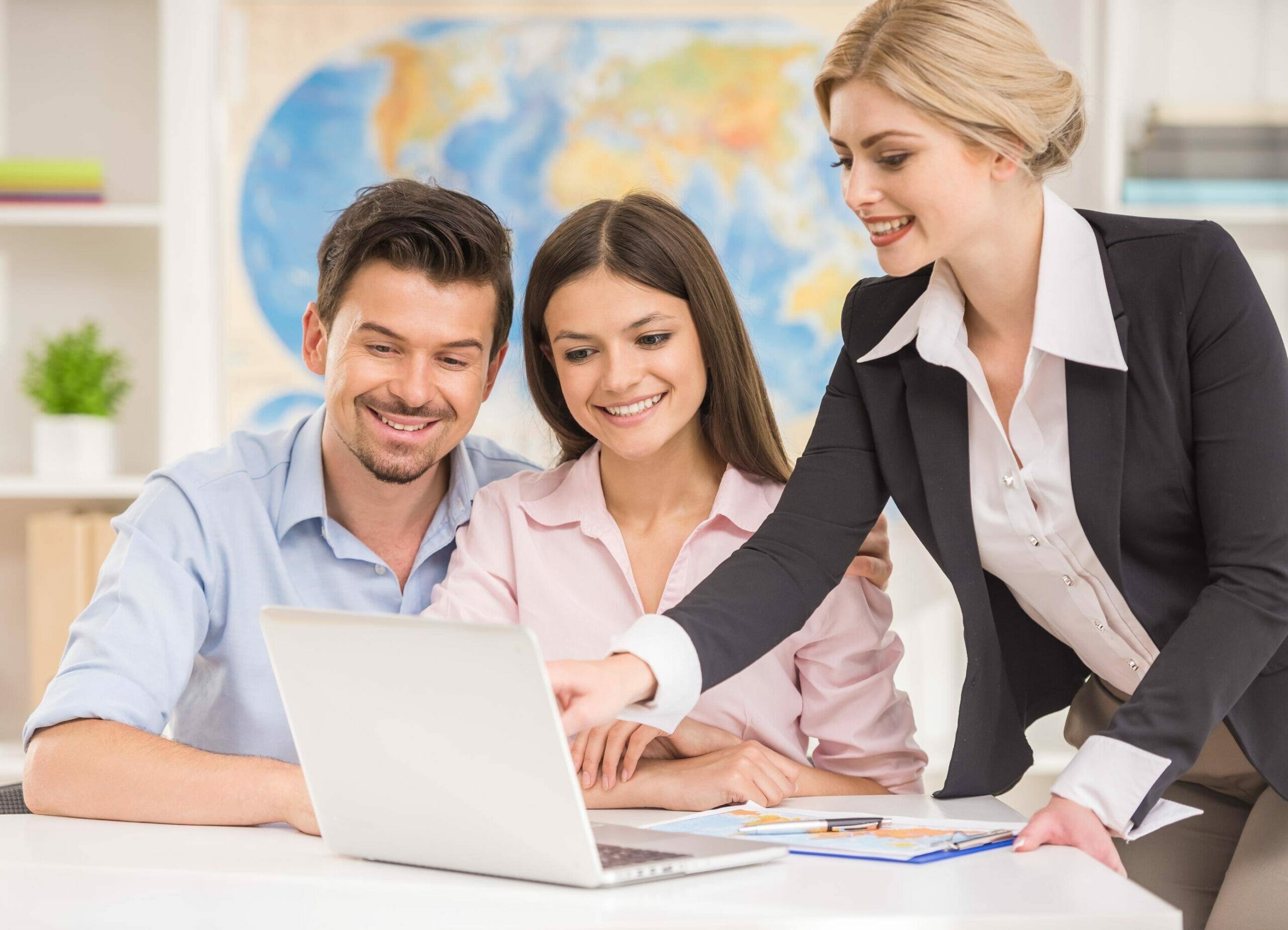 スペインでラップトップを見ている 3 人のビジネスマン。