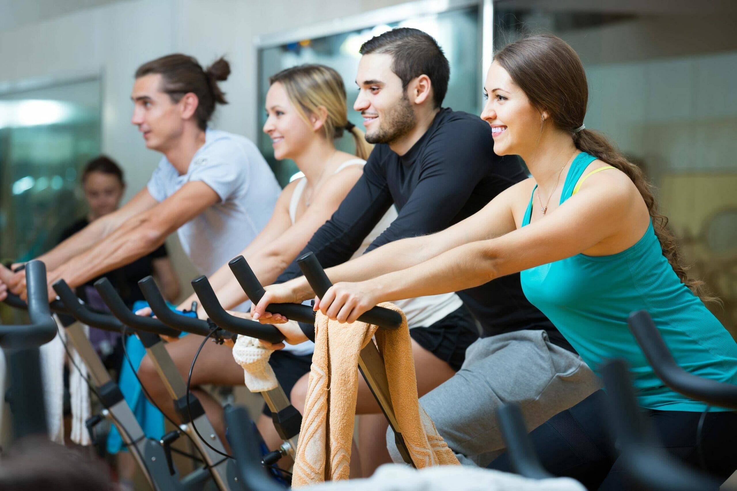 スペイン: スペインのジムでエアロバイクに乗る人々のグループ。 スペイン: スペインのジムでエアロバイクに乗る人々のグループ。