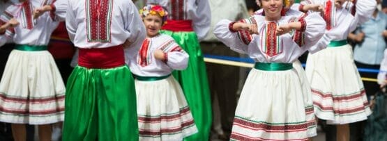 スペインでフラメンコを踊る人々のグループ。