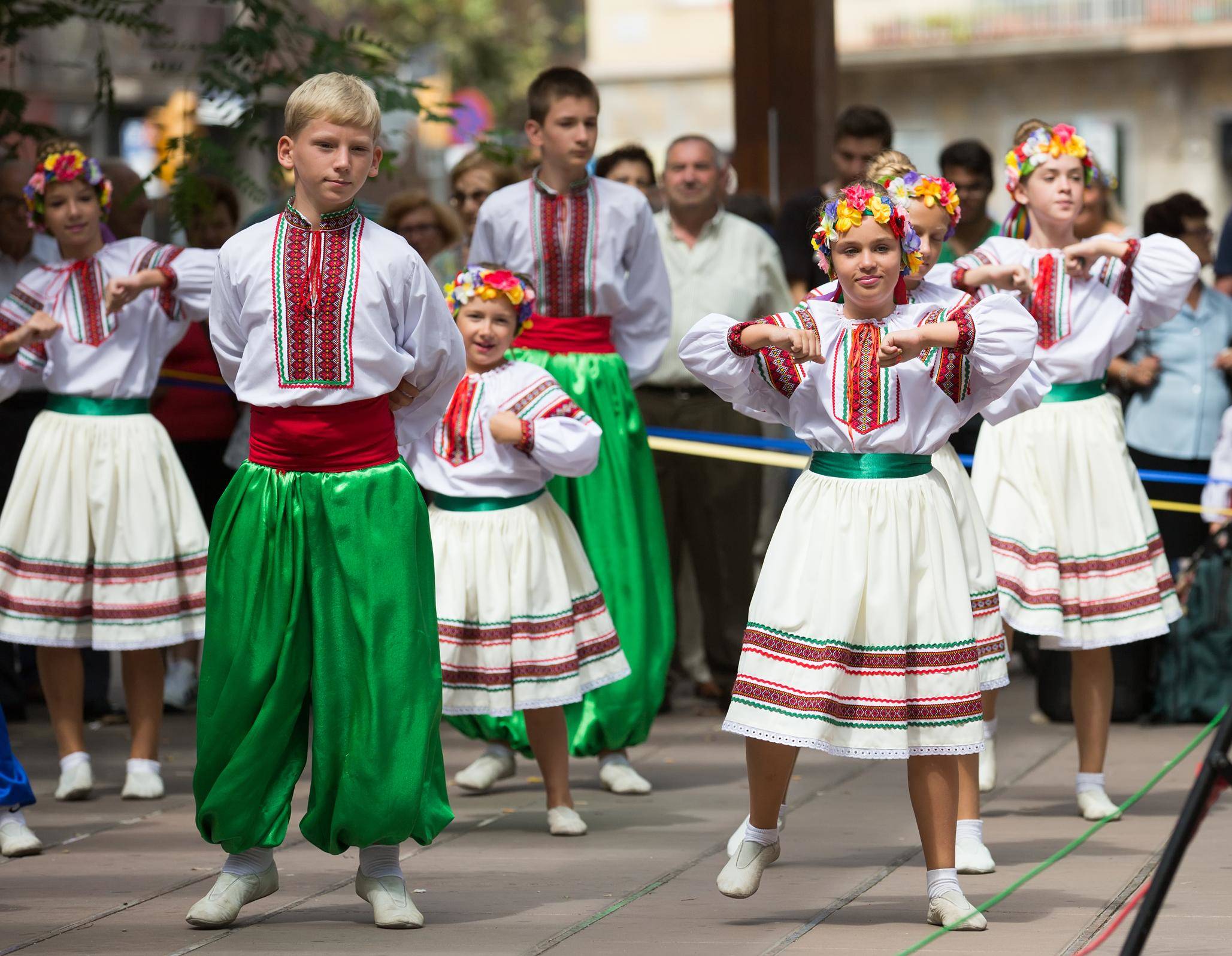 スペインでフラメンコを踊る人々のグループ。
