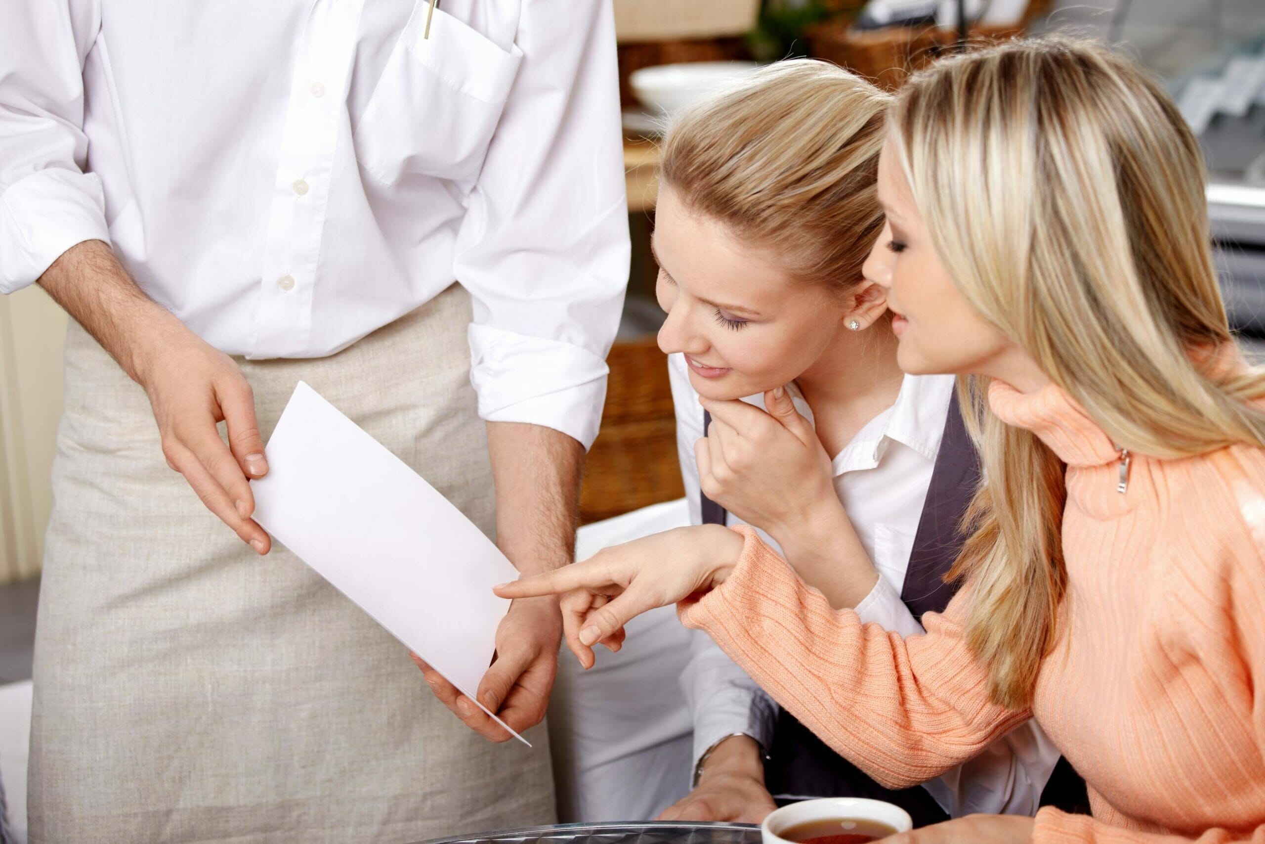 スペインについて話し合いながら紙を見ている人々のグループ。