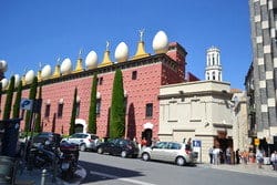 スペインの建築を彷彿とさせる、大きなドームを正面に持つ赤い建物。