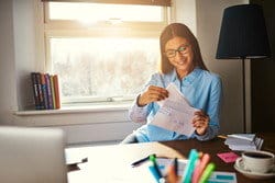 女性が書類を前に机に座り、スペイン文学の複雑さを研究しています。