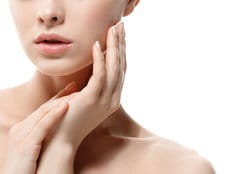 顔に手を当てた美しいスペイン人女性。