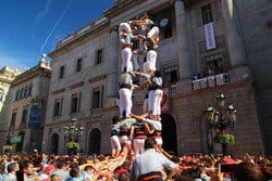 スペイン（スペイン）の高い塔の上に立つ人々のグループ。