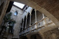 スペインのアーチのある石造りの建物の中庭。