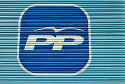 スペインからの「pp」という単語が書かれた青と白の看板。