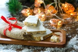 クリスマス クッキーとリボンが乗った木製トレイ、スペイン。