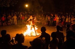 スペインの夜、たき火の周りに人々が集まりました。