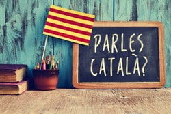 「parles catalunya スペイン」という言葉が書かれた黒板。