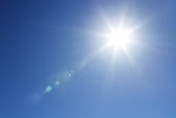 スペインの澄んだ青空が太陽に照らされています。